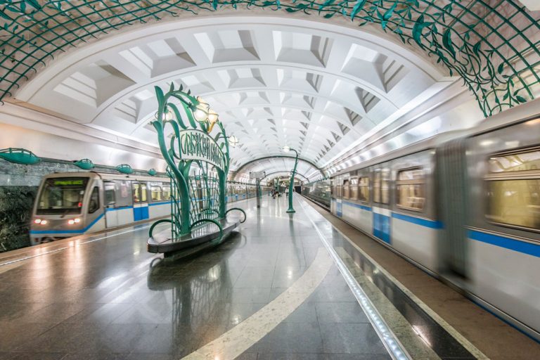 Moskevské metro mnozí považují za architektonický skvost. Co se ale skrývá pod ním?