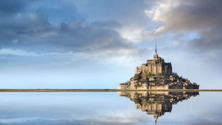 Mont Saint Michel jako by vyrostl odnikud.