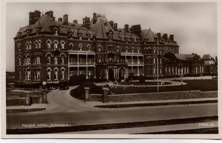 Hotel Palace byl oficiálně otevřen už v roce 1866 a o necelých dvacet let později byl kompletně zrenovován. Nabízel 75 pokojů pro hosty a zdobený interiér.