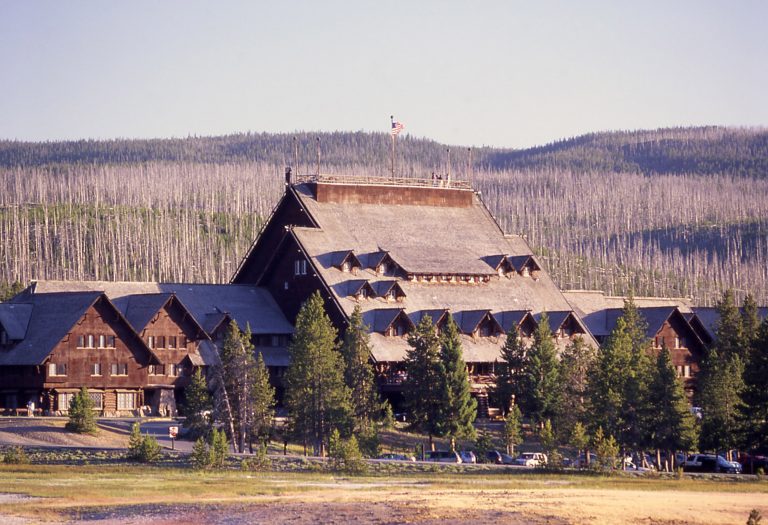 Hotel Old Faithful Inn v Yellowstonském parku připomíná spíše obrovský srub. Šlo ale o velmi populární a luxusní zařízení.