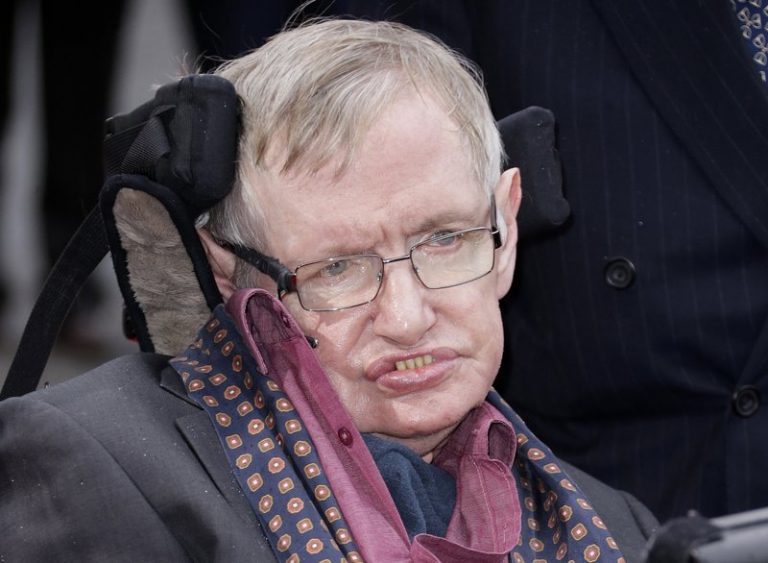 Před umělou inteligencí varoval i Stephen Hawking.