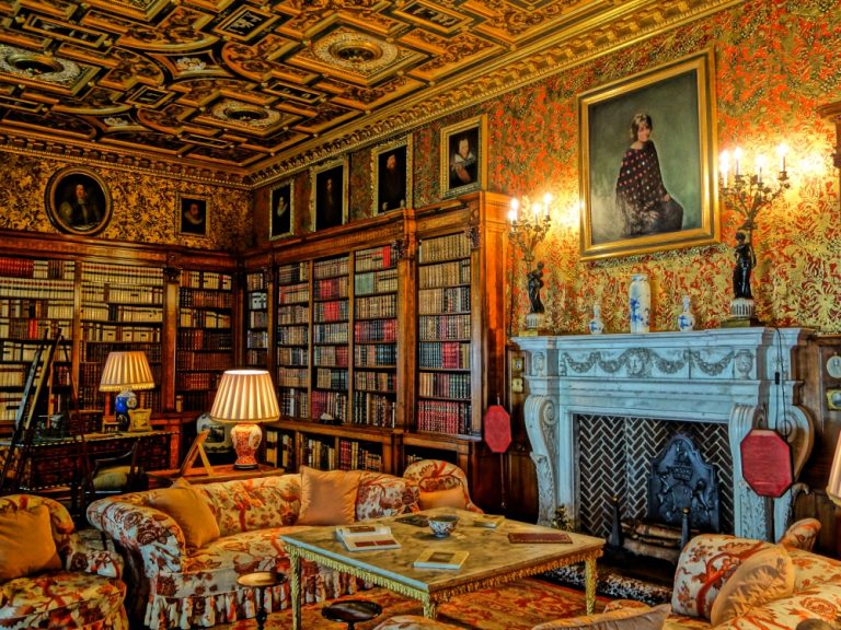 Červená knihovna v Longleat House je místem, kde se má zjevovat duch anglického biskupa Thomase Kena.