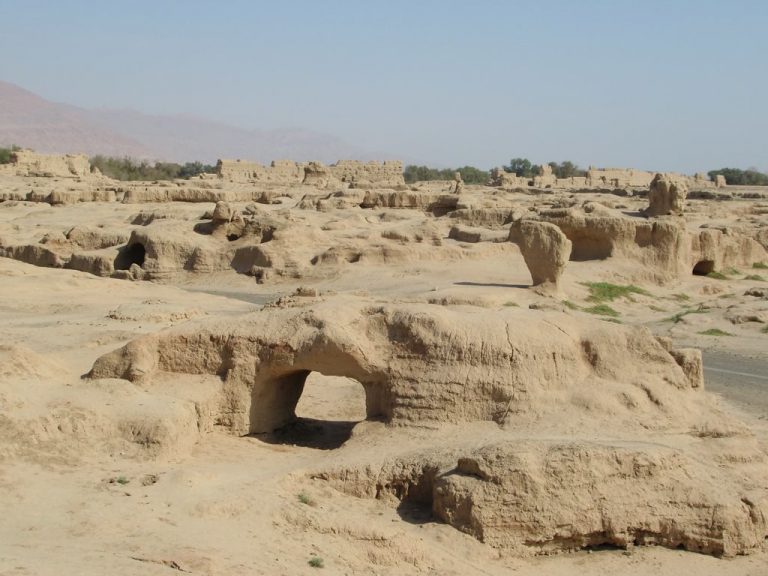 Mnozí věří, že pod pískem jsou ukryté ruiny staré tisíce let.