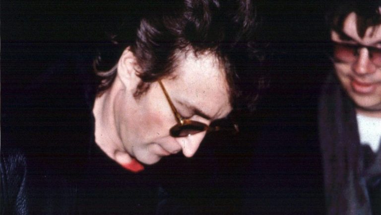 Fotografie zachycuje Lennona při dávání podpisu jeho budoucímu vrahovi Chapmanovi.