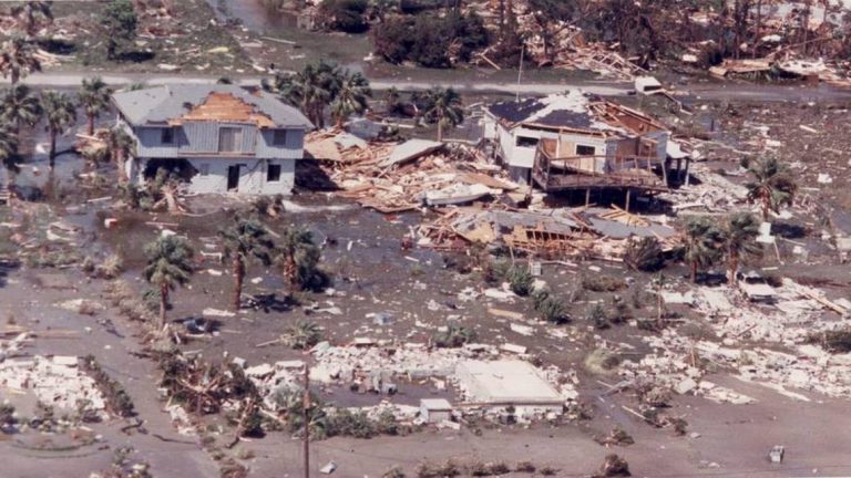 Hurikán Hugo v roce 1989 zničil většinu obydlí na ostrově. Dům rodiny Mooreových však utrpěl jen minimální škody, ochránil je přízrak Šedého muže?