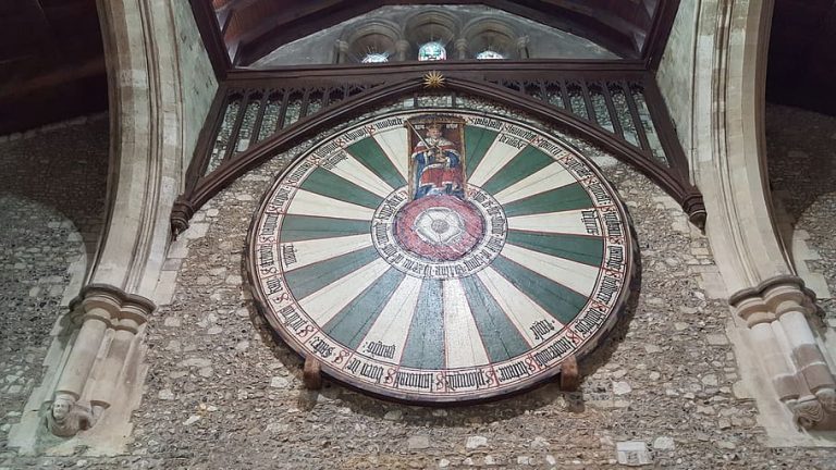 Deska kulatého stolu zavěšená ve Winchesteru. Sedávali kolem ní rytíři krále Artuše?
