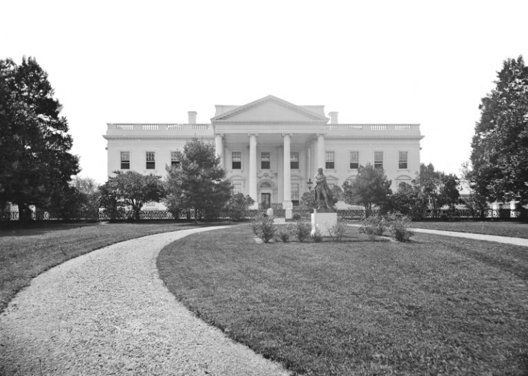 Bílý dům se stal oficiálním sídlem prezidentů v roce 1800.