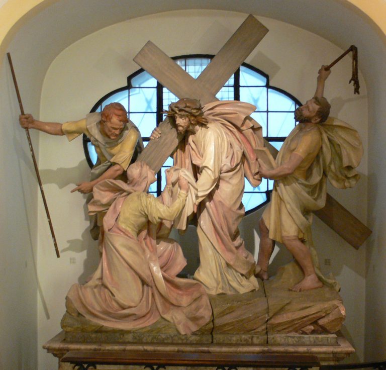 Sousoší zobrazující sv. Veroniku při pomoci Kristu.