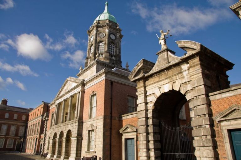Ve věži hradu v irském Dublinu se nacházel trezor s korunovačními šperky. Ty ale v roce 1907 záhadně zmizely a dosud nikdo neví kam.