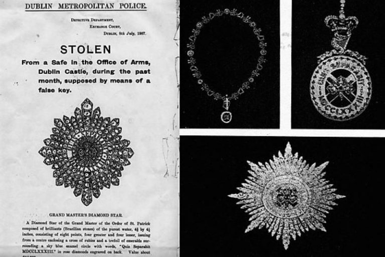 Oznámení dublinské policie o zmizení irských korunovačních klenotů i s fotografiemi jednotlivých šperků.