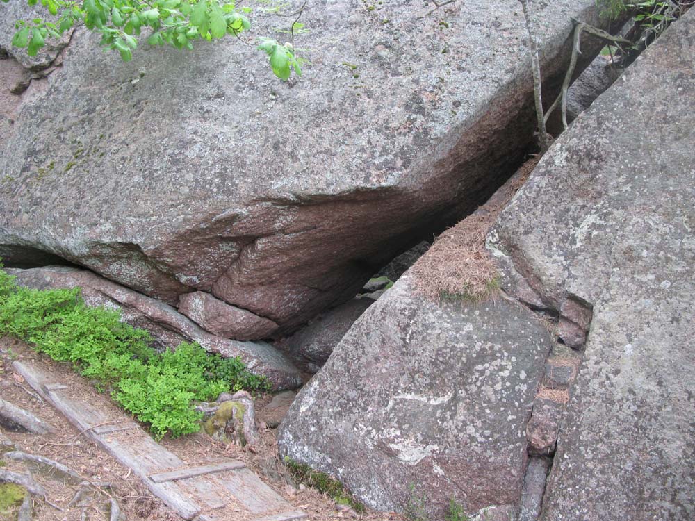 Záběr velmi úzkého vchodu do ostrovní jeskyně, kde se v kdysi odehrávaly tajemné rituály.