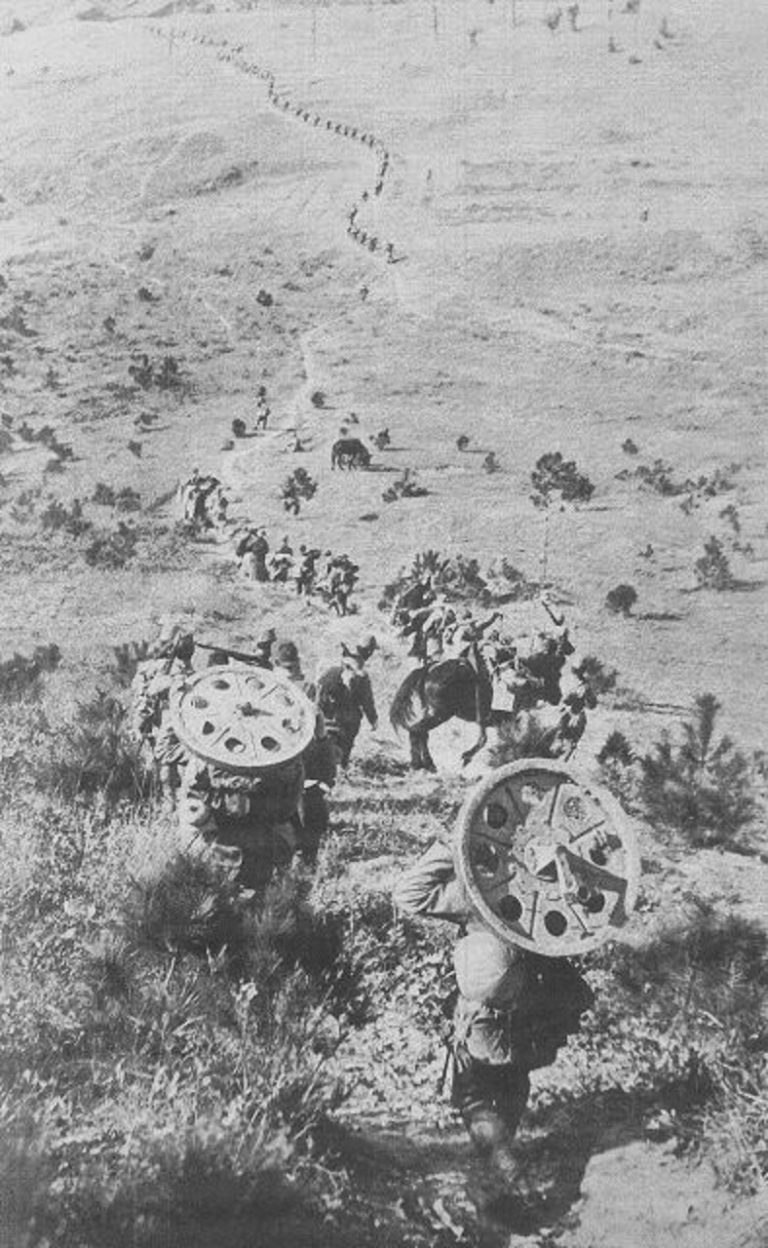 Japonští vojáci kráčejí do hor u Nankingu.