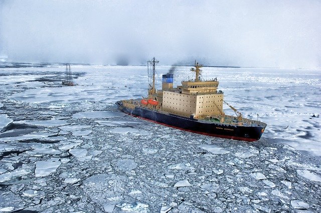 Loď prý uvízla v ledu.