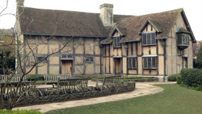 Dům v britském Stratfordu, kde slavný dramatik před čtyřmi stoletími zemřel.