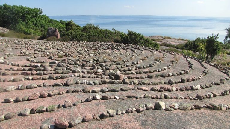 Nikdo netuší, kdy a proč byl tento zvláštní labyrint z kamenů na ostrově vytvořen.