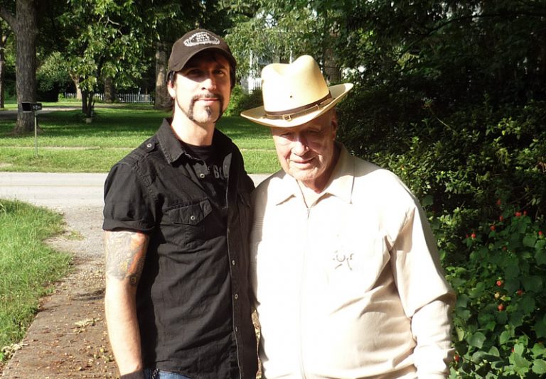 Americký badatel Lyle Blackburn s bývalým šerifem Listonem Truesdalem (vpravo), který zasvětil svůj život pátrání po tajemném ještěřím muži.