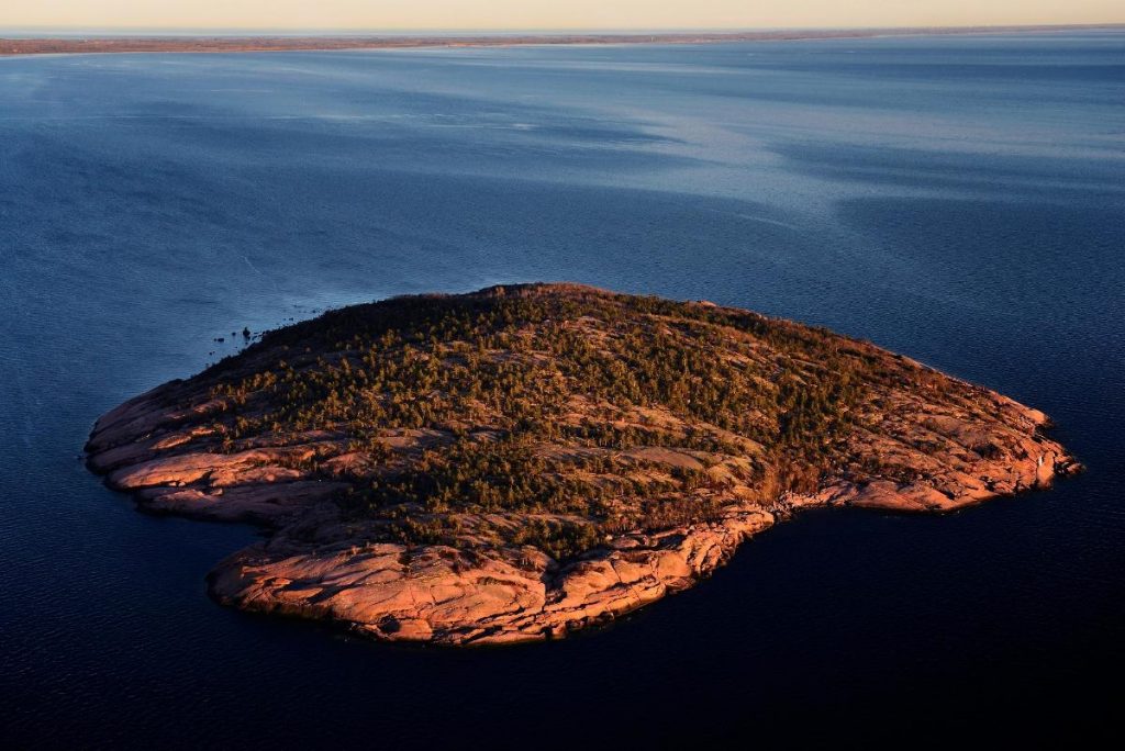 Nevelký ostrov uprostřed baltského moře je součástí švédského národního parku Blå Jungfrun.