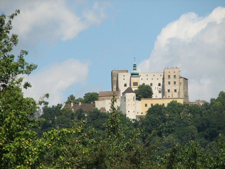 Pohled na hrad Buchlov FOTO: Wikimedia Commons