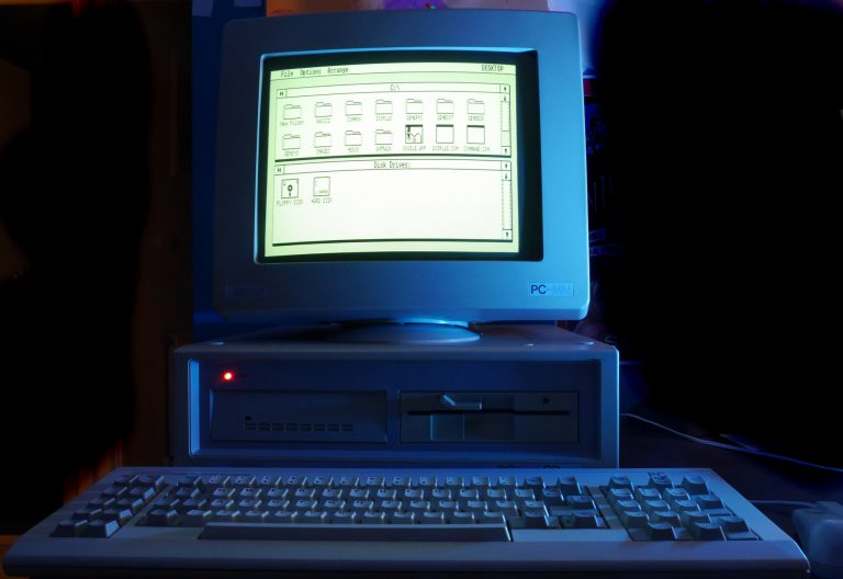 Počítač se v noci sám zapínal, vydával podivné zvuky a na obrazovce se objevoval různý text. Foto: nostalgianerd.com