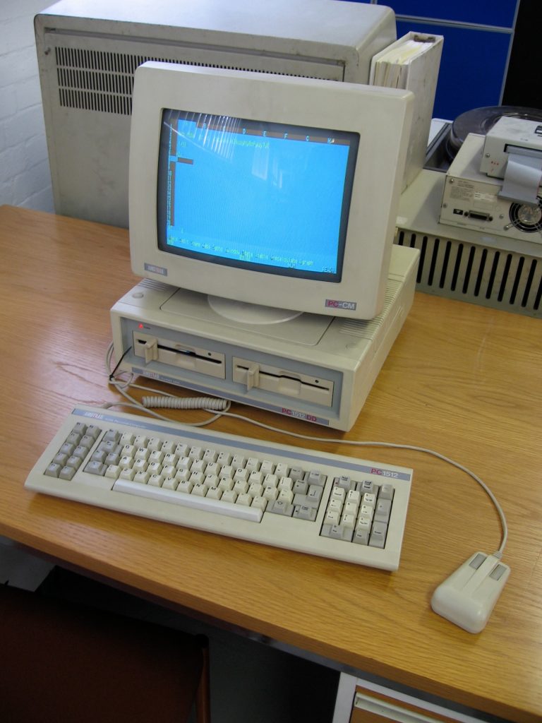 Amstrad PC-1512 patřil v 80. letech k oblíbeným osobním počítačům. Foto: wikipedia commons