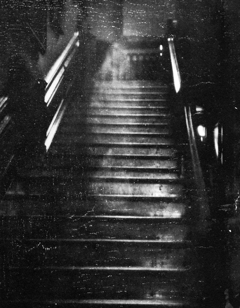 Snímek ze schodiště v Raynham Hall patří k nejznámějším fotografiím údajně zachycujícím duchy všech dob. Foto: Amazon.com