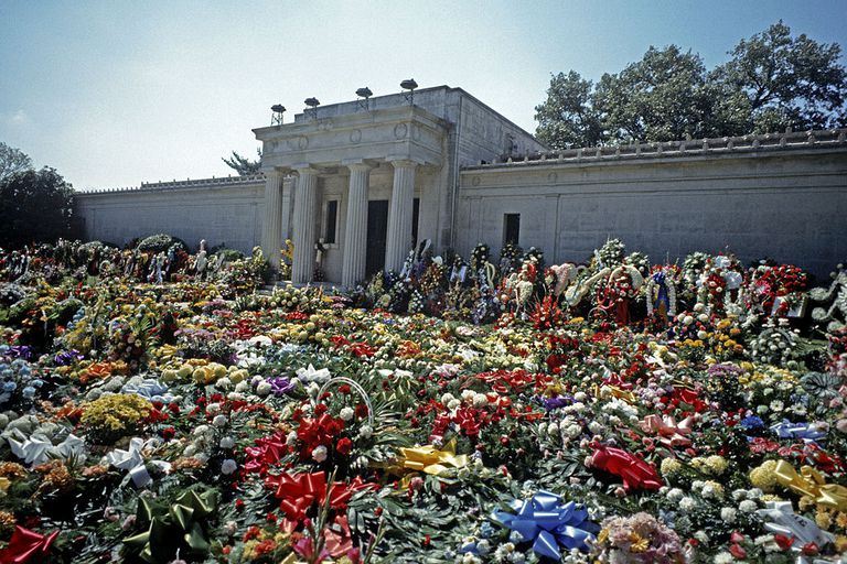 Záplava smutečních květin po Elvisově smrti.