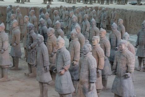 Místo posledního odpočinku Čchin Š'-chuang-tiho střeží také slavná armáda hliněných válečníků.