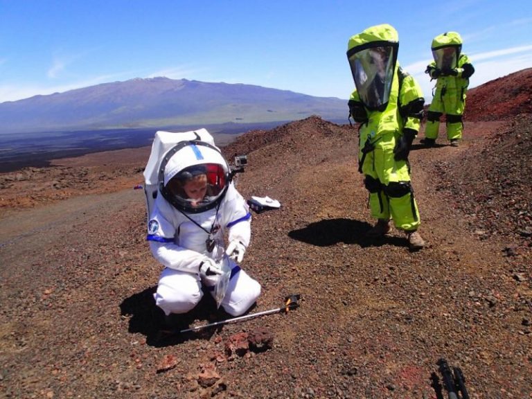 Odebírání vzorků hornin, jak by probíhalo na Marsu, foto: hi-seas.org