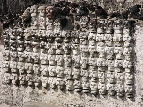V Chichén Itzá najdeme také děsivou zeď postavenou z lebek pobitých nepřátel.