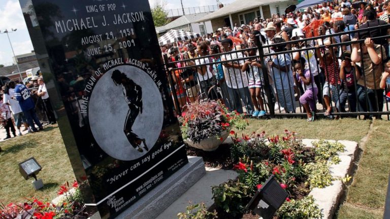 Fanoušci obklopující Jacksonův hrob. Foto: abcnews.go.com