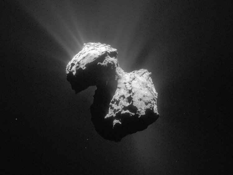 Kometa Čurjumov-Gerasimenko, na které dosedl pozemský výzkumný modul Philae. Foto: antonystanleyclarke.com