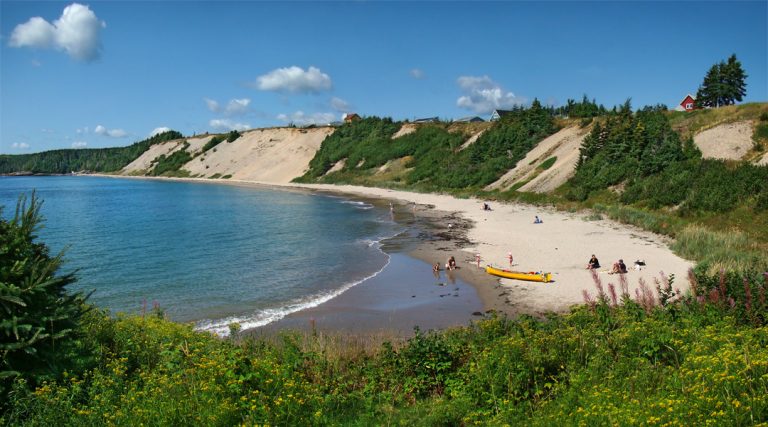 Pláž Sandy Cove je malebným místem kanadského Nového Skotska, váže se k ní ale velmi podivný příběh. Foto: wikipedia commons