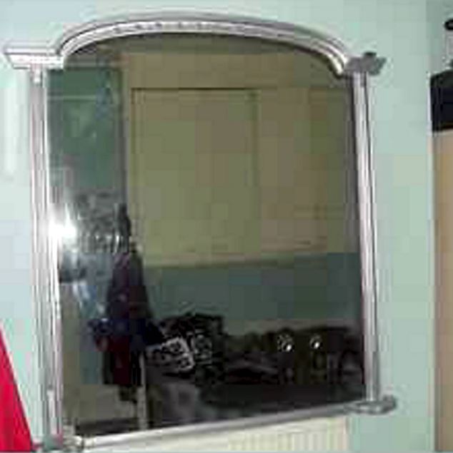 Zrcadlo, které muži našli u popelnic. Foto: Dailymail.co.uk