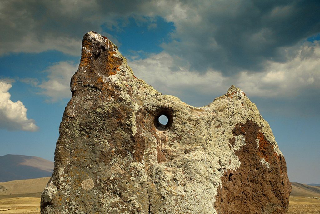 Některé kameny mají v horní části zvláštní otvor. Foto: armenia.travel