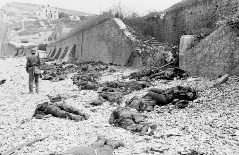Mrtví vojáci na pláži po nájezdu, foto: Wikimedia Commons