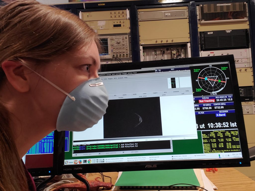 Anne Virkki s rouškou se porovnává s asteroidem, foto: NASA, observatoř Arecibo 