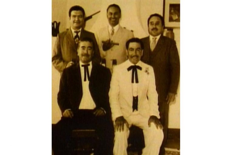 Mexický milionář Leon Trabuco (vpravo vpředu) ukryl se svými společníky přes 15 tun zlatých prutů. Jsou stále zakopané někde v poušti? Foto: unsolvedmysteries.fandom.com