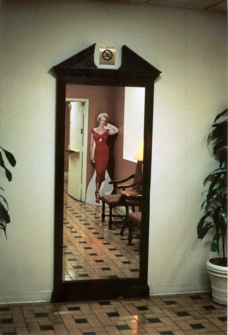 Zrcadlo, ve kterém se duch herečky zjevuje, Foto centerforinquiry.org
