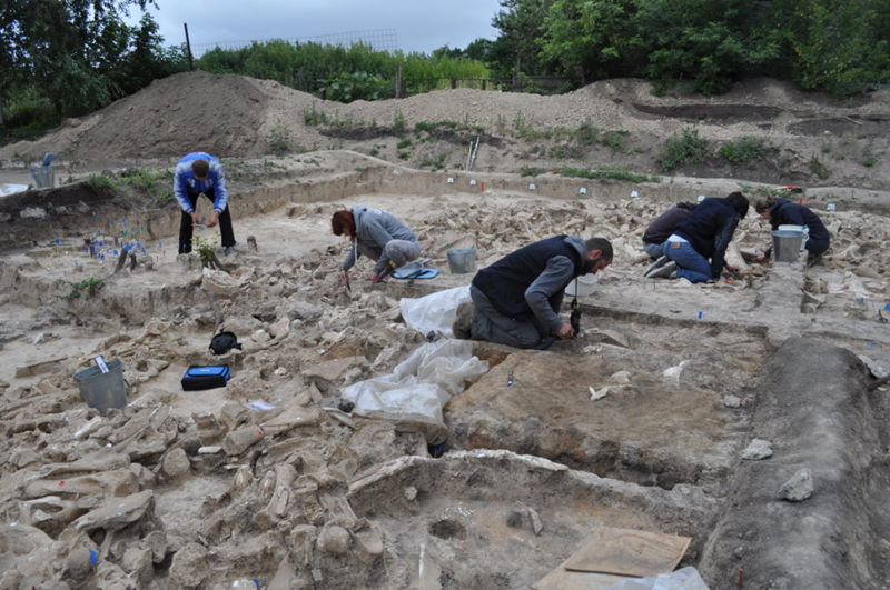 Archeologové pracující u stavby z mamutích kostí. ZDROJ: strangesounds.org