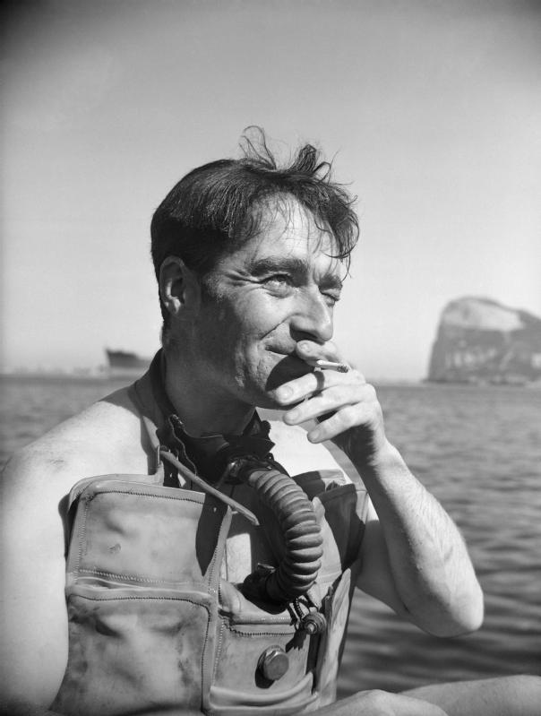 Britský agent a potápěč Lionel Crabb byl prý předlohou příběhů o slavném agentu Jamesi Bondovi. Foto: wikipedia commons