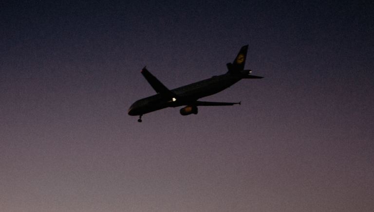 Letadlo na noční obloze ZDROJ: mysteriousuniverse.com