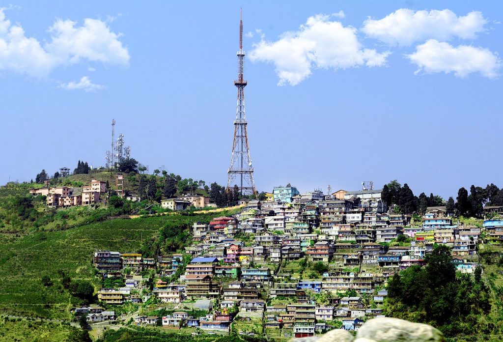 Městečko Kurseong na kopci Dow, foto Wikimedia Commons