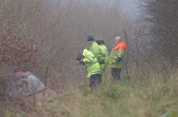 Policisté na místě našli vůz, který havaroval před několika měsíci. Foto: getsurrey.co.uk