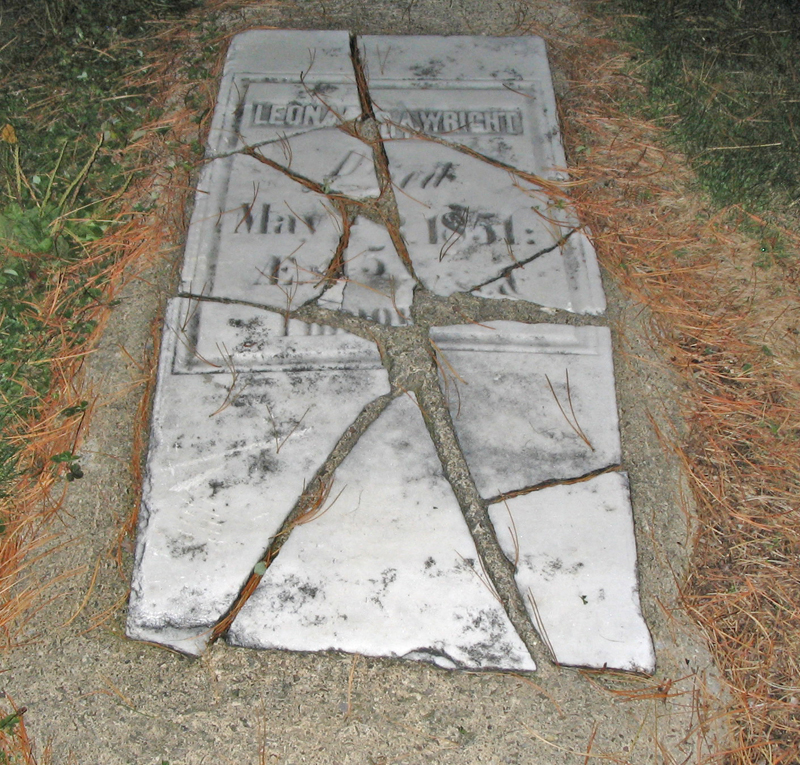 Poškozený náhrobek na Goodlebergu. Foto: Wikimedia Commons