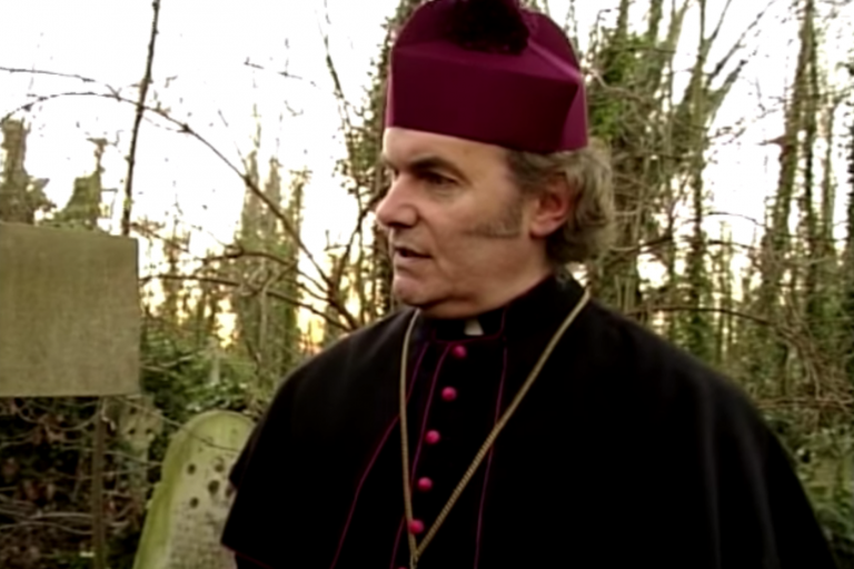 Biskup Sean Manchester tvrdí jako první, že v Highgate je upír. Foto: vice.com