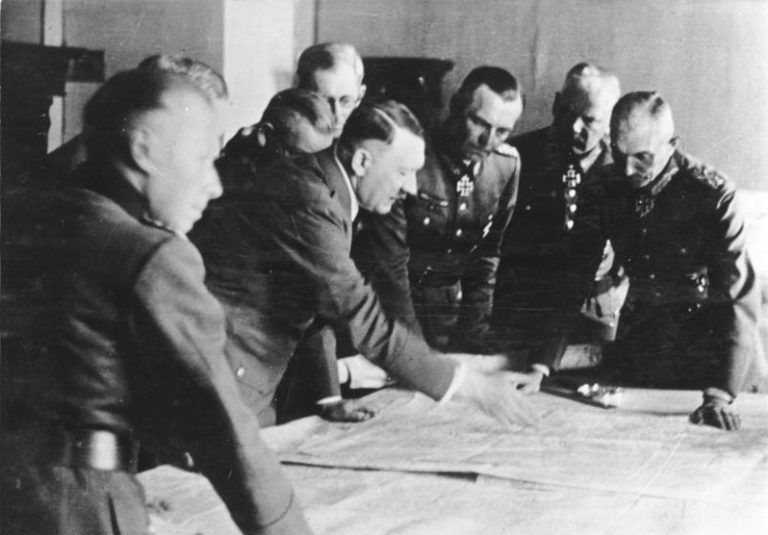 V bezpečí nebyl Hitler ani při jednáních se svým vojenským štábem. Foto: Wikimedia Commons