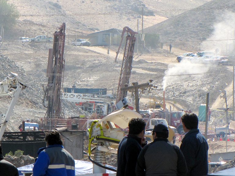 Zcela zničený důl se jako zázrakem nestane hrobem pro 33 mužů. Foto: Wikimedia Commons