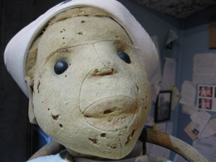 Detailní pohled do tváře prokleté panenky ZDROJ: oldtownmanor.com
