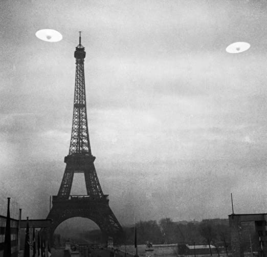Ocitlo se někdy UFO poblíž slavné Eiffelovy věže? Foto: amazon.com