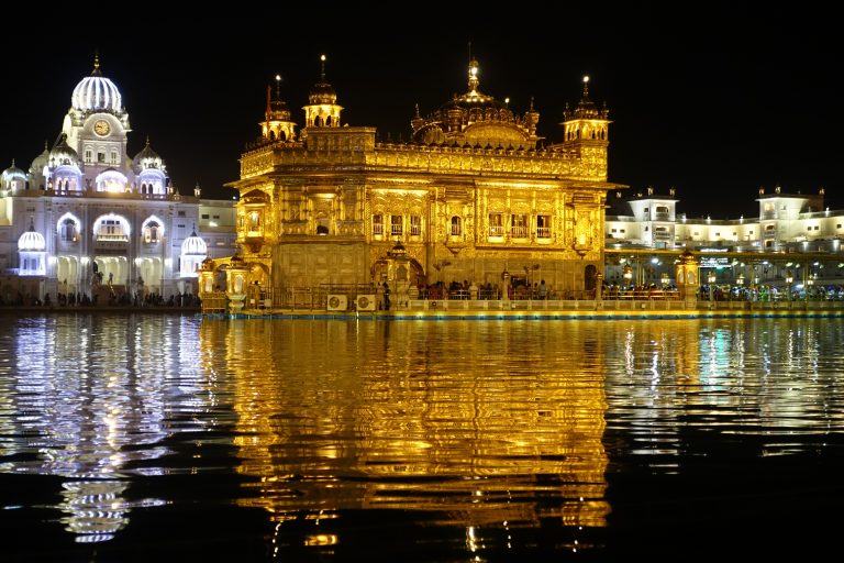 Zlatý chrám je nepřehlédnutelnou dominantou indického Amritsaru. Foto: Wikimedia Commons